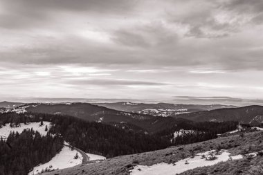 Karla kaplı dağlarla kaplı kış manzarası
