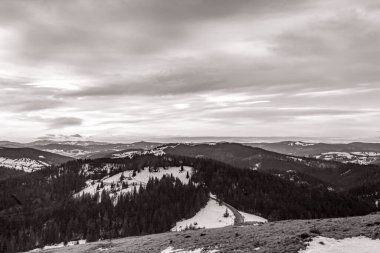 Kışın Karpatların güzel manzarası
