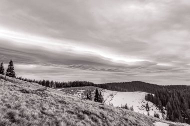 Karla kaplı kış manzarası - tepeler