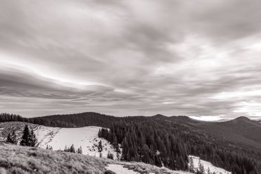 Dağlarda kış manzarası