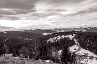 Kışın dağ sırasının manzarası.