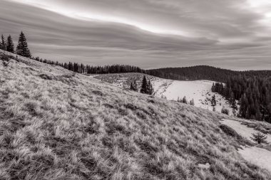 Karla kaplı güzel bir dağ manzarası