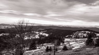 Dağlardaki güzel kış manzarası.