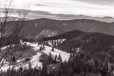 Kışın dağların güzel manzarası