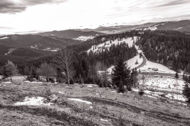 Polonya dağlarındaki parlak dağların güzel kış manzarası.