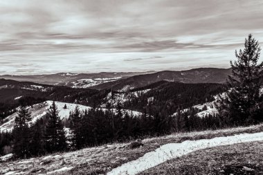 Dağlarla, doğayla güzel bir manzara.