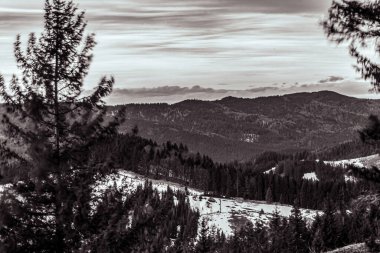 Karla kaplı dağlarla kaplı güzel kış manzarası
