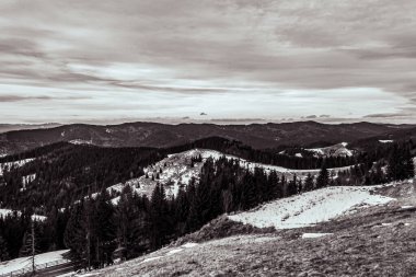 bir dağ manzarasının siyah beyaz fotoğrafı