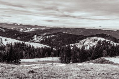 Karla kaplı kara dağ manzarası - Karpatya dağlarındaki tepeli dağlar