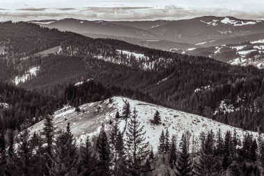 Kışın karlı siyah beyaz dağlar