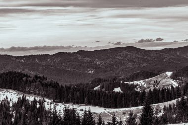 Dağlarda kış manzarası
