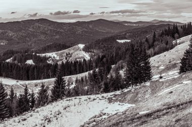 Bir dağ sırasının güzel manzarası