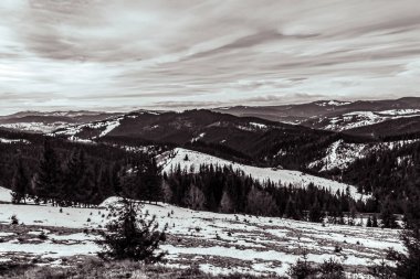 Karpat Dağları'nın güzel kış manzarası.