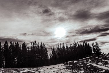 Karla kaplı dağların güzel kış manzarası.