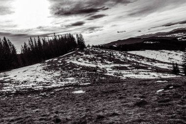 Dağlarda kış manzarası. siyah ve beyaz.