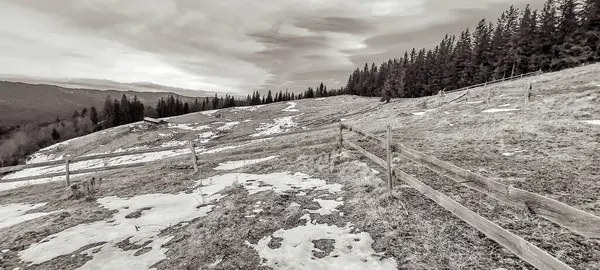 Karla kaplı dağlarla kaplı güzel bir dağ manzarası