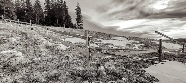 Dağ sırası olan güzel bir manzara.