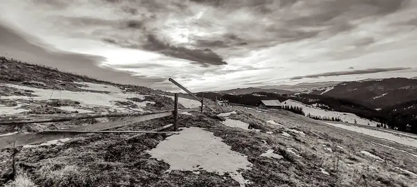 Tepedeki ahşap çitin güzel bir görüntüsü.