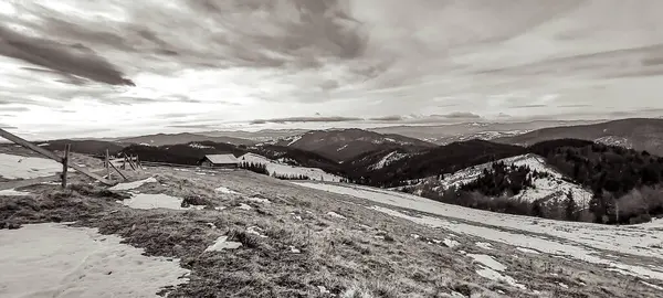 Dağları ve karları olan güzel bir dağ manzarası. Karpatyalı, Ukraynalı