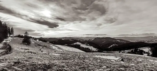 Karlı güzel dağ manzarası