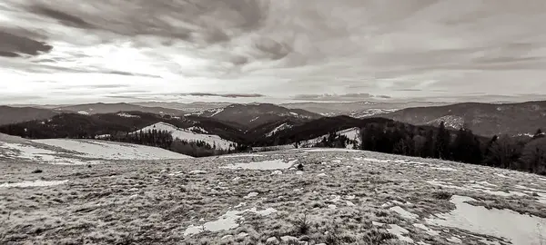 Dağlarda dağları olan güzel bir manzara.