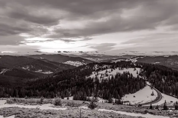 Dağların ve yolun manzarası