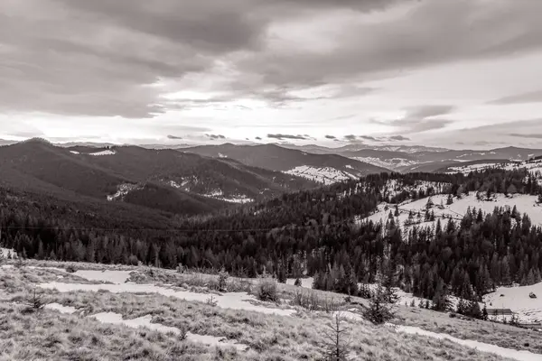 Dağları ve bulutları olan güzel bir manzara