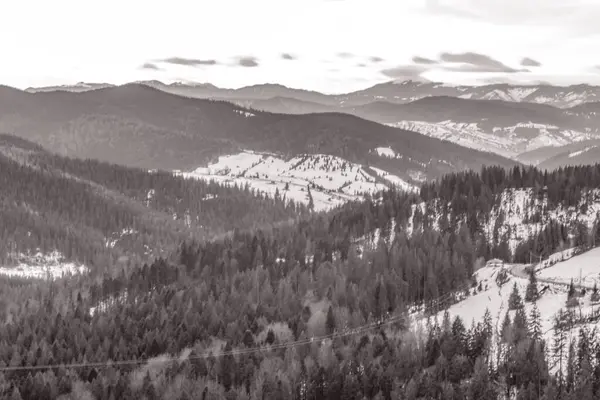 Ukrayna Karpatlarının dağlarının hava manzarası. İnsansız hava aracı resmi.