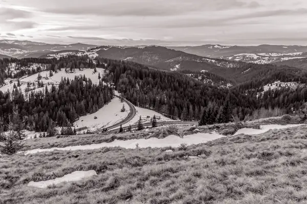Kışın karlı dağların güzel bir görüntüsü.