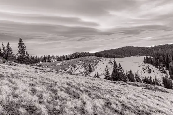 Kara ve beyaz bulutlar ve dağlar bulutlu bir günde