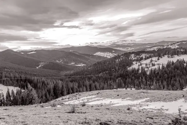 Kışın siyah ve beyaz dağ zirveleri
