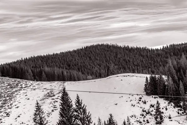 Karla kaplı dağlarla kaplı kış manzarası