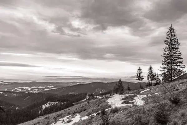 Dağların tepesinden manzaralı güzel bir manzara.