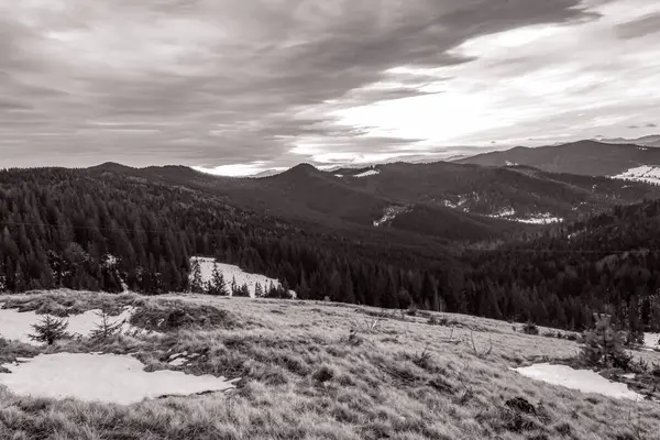 Dağ manzarasının siyah beyaz fotoğrafı