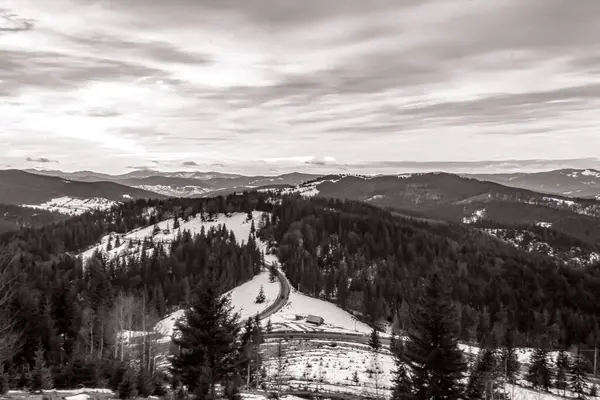 Karpatlar 'ın güzel kış manzarası. Önünde karla kaplı tepeler ve mavi gökyüzünün arka planında güneş.