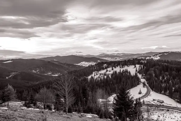 Kışın dağ sırasının manzarası.