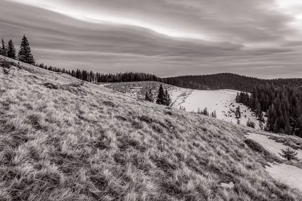 Karla kaplı güzel bir dağ manzarası