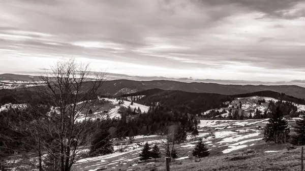 Dağlardaki güzel kış manzarası.
