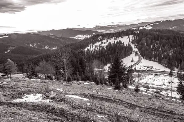 Polonya dağlarındaki parlak dağların güzel kış manzarası.