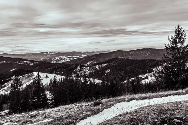 Dağlarla, doğayla güzel bir manzara.
