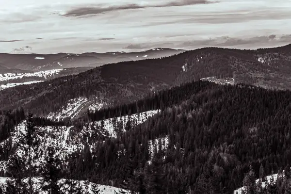 bir dağ silsilesinin siyah beyaz görüntüsü
