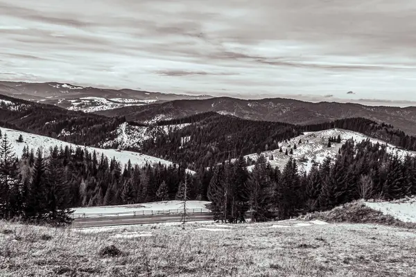 Karla kaplı kara dağ manzarası - Karpatya dağlarındaki tepeli dağlar