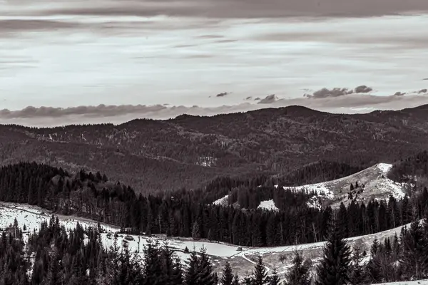 Dağlarda kış manzarası