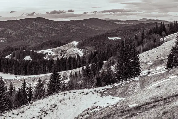 Bir dağ sırasının güzel manzarası