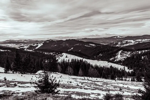 Karpat Dağları'nın güzel kış manzarası.