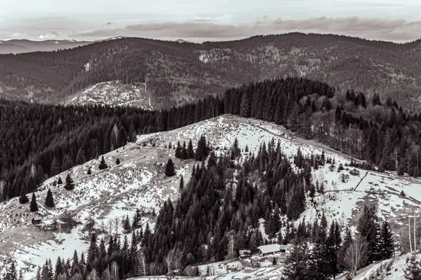 Dağlardaki dağ manzarası