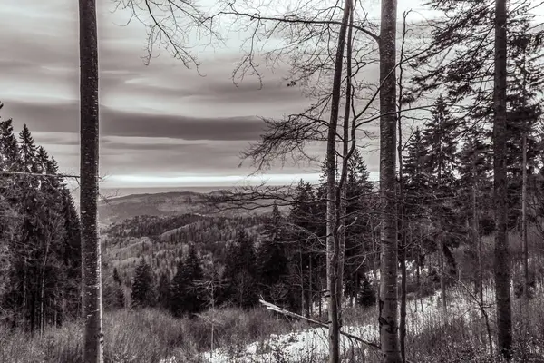 Dağları ve bulutları olan güzel bir manzara