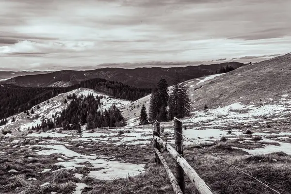Dağlardaki güzel dağ manzarası, doğa, seyahat konsepti.