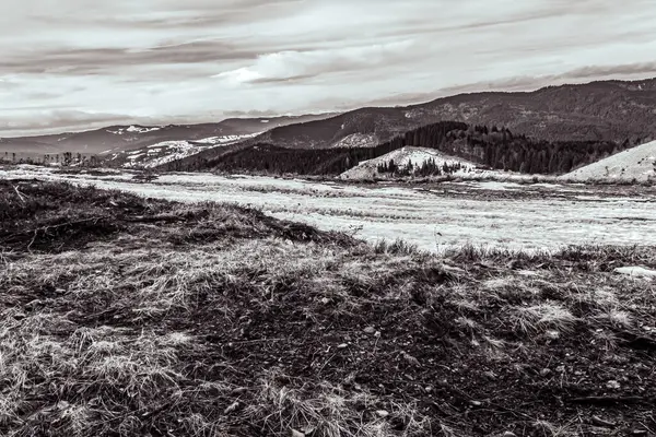 Dağları olan güzel bir manzara. Doğa arkaplanı