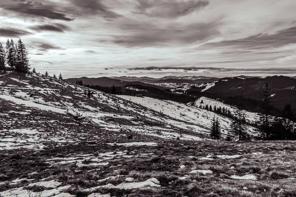 Bir dağ manzarasının siyah beyaz fotoğrafı. Slovakya